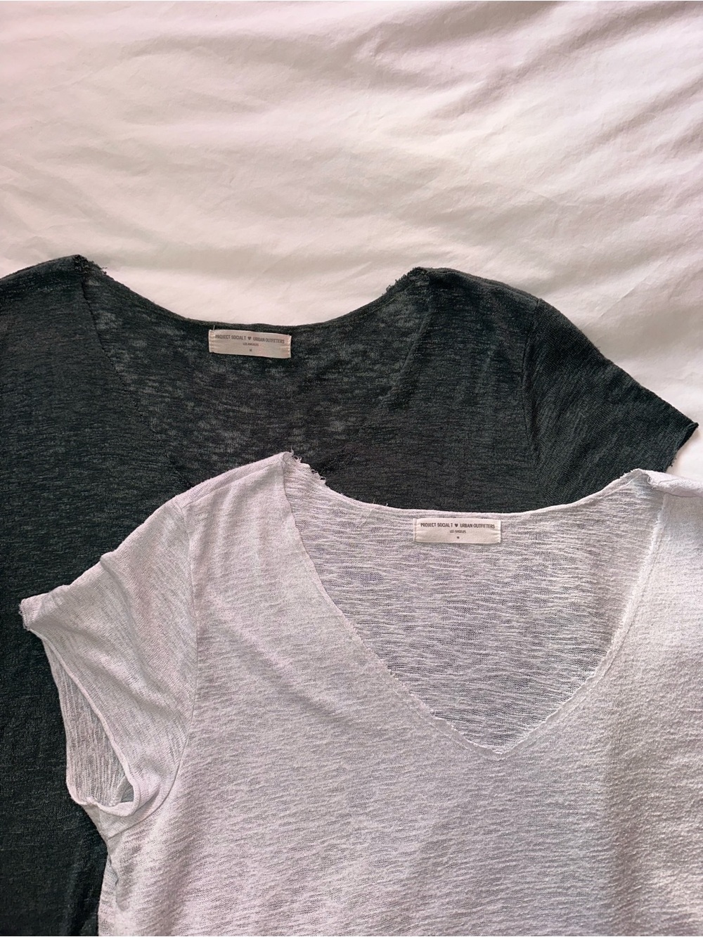UO LIGHTWEIGHT V-NECK - WHITE AND GREEN